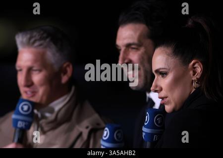 Milano, Italia, 20 marzo 2025. Esther Sedlaczek ARD Presenter con l'ex portiere Italia e Juventus Gianluigi Buffon e l'ex difensore della Germania e del Bayern Munchen Bastian Schweinstein iger prima della partita di UEFA Nations League a Giuseppe Meazza, Milano. Il credito immagine dovrebbe essere: Jonathan Moscrop / Sportimage Foto Stock