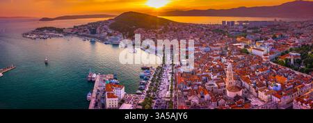 Panorama panoramico della città di Spalato con skyline al tramonto mozzafiato, Croazia Foto Stock