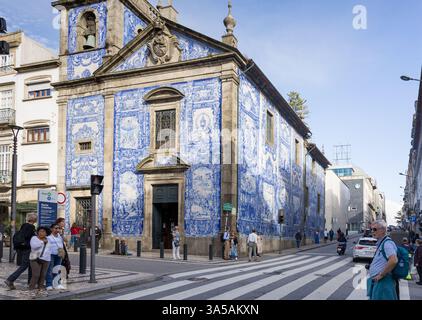 Porto, Portogallo - 10.10.2024: Cappella delle Anime (Capela das Almas de Santa Catarina), famosa per l'esterno di piastrelle blu e bianche. Foto Stock