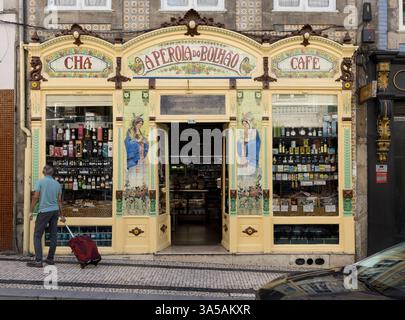 Porto, Portogallo - 10.10.2024: Un negozio di alimentari Perola do Bolhao. Questo storico negozio dedicato alla vendita di prodotti tradizionali portoghesi. Foto Stock