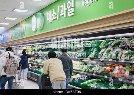 Immagine della sezione di cibo locale in un supermercato coreano che mostra verdure fresche e prodotti ordinatamente disposti sugli scaffali. Foto Stock
