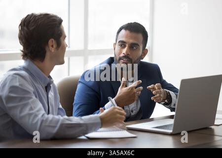 Due professionisti si sono impegnati in una discussione mirata al tavolo delle riunioni Foto Stock