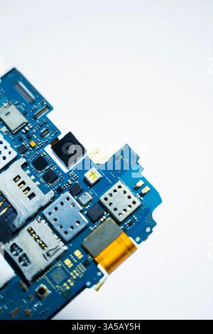 Una foto ravvicinata di una scheda madre per smartphone, che mostra i componenti elettronici e i connettori su uno sfondo bianco. Ideale per presentazioni tecniche Foto Stock
