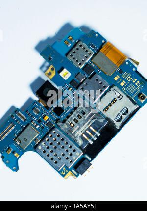 Primo piano di alta qualità di una scheda a circuito stampato per telefoni cellulari, che mette in evidenza il suo design complesso e i suoi componenti elettronici su uno sfondo bianco. Ideale per te Foto Stock