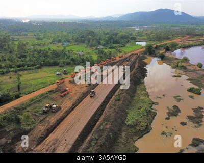 (250322) -- NAIROBI, 22 marzo 2025 (Xinhua) -- una foto di un drone aereo scattata il 17 settembre 2020 mostra una vista del cantiere di un progetto di controllo delle inondazioni nella contea di Siaya, Kenya occidentale. Costruito dalla cinese sino Hydro Company Limited, il progetto Lower Nzoia Irrigation è un progetto nazionale domiciliato presso il Ministero dell'acqua e dell'irrigazione. La sua implementazione è iniziata nel giugno 2018, con l'obiettivo di mitigare le inondazioni e aumentare la superficie di terreni irrigati nel Kenya occidentale. Uno dei maggiori affluenti che sfociano nel lago Victoria, il più grande lago d'acqua dolce dell'Africa, il fiume Nzoia, Foto Stock