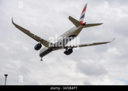 Longford, Regno Unito. 22 marzo 2025. Un aeromobile Airbus A350-1041 della British Airways che arriva a terra all'aeroporto Heathrow di Londra. I voli da Heathrow sono ripresi oggi a seguito dell'enorme incendio alla stazione elettrica North Hyde di Hayes, West London, che ha portato alla chiusura di Londra Heathrow per gran parte di ieri. Molti aeromobili e equipaggi si trovano tuttavia in posizioni sbagliate, pertanto nei prossimi giorni si continuano a prevedere interruzioni dei voli. Crediti: Maureen McLean/Alamy Live News Foto Stock