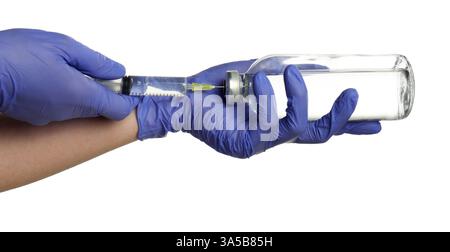 Medico in guanti medici riempimento siringa con farmaco su sfondo bianco, primo piano Foto Stock