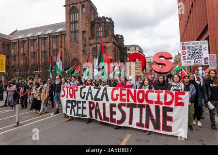 Un singolo contro-manifestante che portava una bandiera inglese contrassegnata con "Inghilterra libera" bloccò una protesta palestinese che prevedeva fino a quando non intervenne la polizia. L'azione di Manchester in palestina ha chiesto una dimostrazione d'emergenza a seguito dei recenti bombardamenti a Gaza. La protesta di diverse migliaia di persone ha marciato attraverso il centro della città. Con messaggi profondi, bandiere e striscioni che criticano Keir Starmer e il sionismo. Manchester . Crediti: GaryRobertsphotography/Alamy Live News Foto Stock