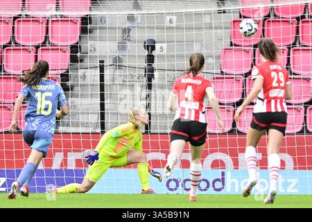 EINDHOVEN, 22-03-2025 , Philips Stadium, Dutch Azerion Vrouwen Eredivisie Football, stagione 2024 / 2025. PSV - Ajax (vrouwen). Il portiere dell'AJAX Regina van Eijk guarda il 1-0 Foto Stock