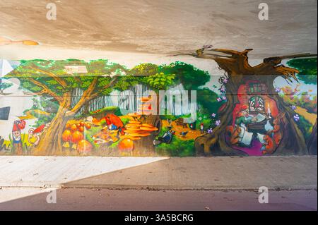 Graffiti murali di alberi con gnomi sulle pareti di un tunnel di biciclette a Boskoop, Paesi Bassi Foto Stock