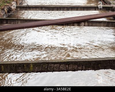 Flusso d'acqua nel canale della città il giorno di primavera, canale Razdan inferiore nella città di Erevan, Armenia Foto Stock