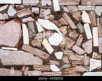 Muro di tufo rosa armeno e pietre di marmo bianco nella città di Erevan Foto Stock