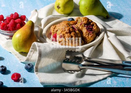 Scones di pera e lamponi. Pasticcini freschi. Foto Stock
