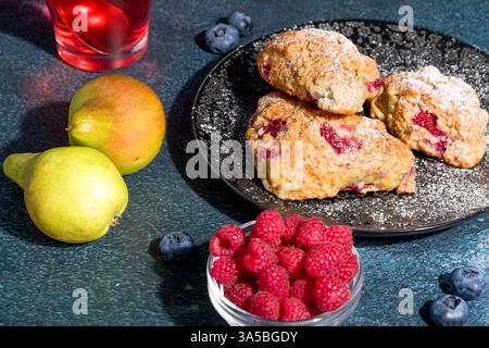 Scones di pera e lamponi. Pasticcini freschi. Foto Stock