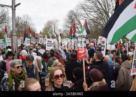 Londra, Regno Unito. 22 marzo 2025. I manifestanti si riuniscono vicino all'Ambasciata di Israele a sostegno della Palestina dopo che Israele ha rotto il cessate il fuoco con Hamas e ha ripreso i suoi attacchi a Gaza. Crediti: Vuk Valcic/Alamy Live News Foto Stock