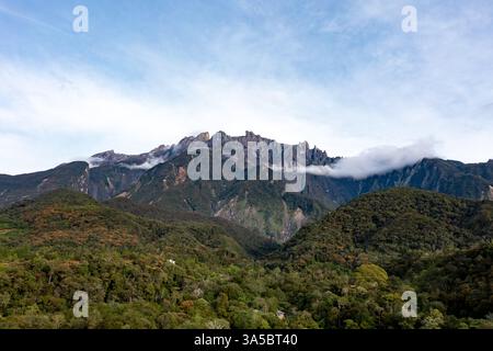 MT. Kinabalu e la giungla tropicale nel Kundasang Sabah Borneo Foto Stock