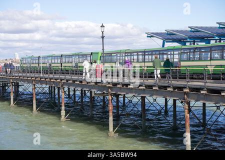La Southend Pier Railway e il treno passeggeri a Southend-on-Sea, Essex, Inghilterra Foto Stock