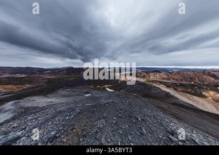 Splendida vista aerea del paesaggio mozzafiato dell'Islanda sotto cieli spettacolari pieni di nuvole scure e formazioni geologiche uniche Foto Stock
