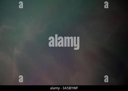 Il cielo notturno è pieno di stelle e la debole aurora boreale. Foto Stock