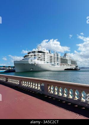 Puerto Rico, San Juan 22 novembre. 2023 la lussuosa nave da crociera Silver Nova è ormeggiata al porto, sotto un cielo tropicale azzurro Foto Stock