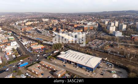 Wigan GTR Manchester, canale e mulini alla periferia del centro città, stazione ferroviaria Wigan North Western con gan Wallgate alle spalle Foto Stock