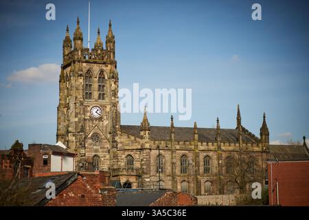 La chiesa parrocchiale di St. Mary, simbolo di Stockport, nell'area del mercato Churchgate Foto Stock