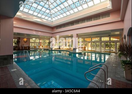 Lussuosa piscina coperta con illuminazione naturale e atmosfera rilassante Foto Stock