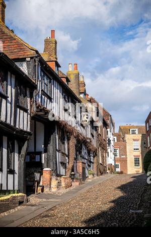 Esterno del Mermaid Inn del XV secolo in Mermaid Street a Rye, East Sussex, Inghilterra, Regno Unito Foto Stock