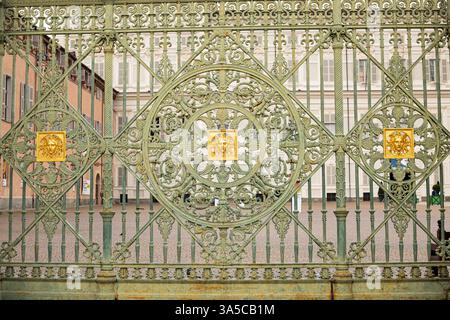 Porte del Palazzo reale 1840 a Torino, Piemonte, Italia . Dettaglio parete presso il Palazzo reale di Torino, Italia. Maschera d'oro sul muro del palazzo reale Foto Stock