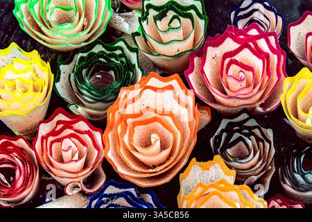 Rasature a matita colorate a forma di rose. Brillanti rasature a matita con motivi floreali Foto Stock