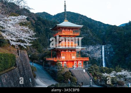 Splendida vista delle cascate Nachi e della Pagoda Seiganto-ji: Un maestoso mix di natura e tradizione nel cuore del paesaggio spirituale del Giappone! Foto Stock