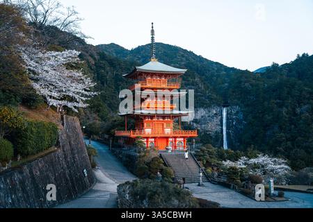 Splendida vista delle cascate Nachi e della Pagoda Seiganto-ji: Un maestoso mix di natura e tradizione nel cuore del paesaggio spirituale del Giappone! Foto Stock