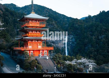 Splendida vista delle cascate Nachi e della Pagoda Seiganto-ji: Un maestoso mix di natura e tradizione nel cuore del paesaggio spirituale del Giappone! Foto Stock