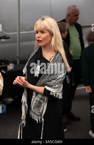 Londra, Regno Unito. 22 marzo 2025. Paloma Faith si prepara a salire sul palco per parlare ad una manifestazione pro-palestinese contro la ripresa delle ostilità di Israele a Gaza. Hyde Park, Londra. 22 marzo 2025 credito: Mark York/Alamy Live News Foto Stock
