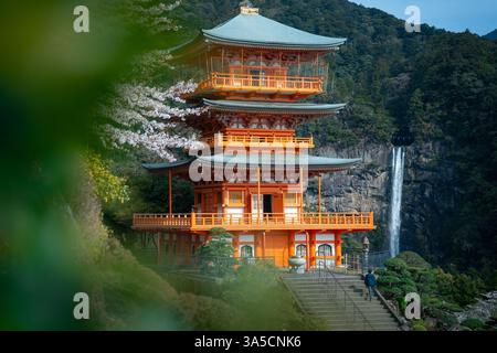Splendida vista delle cascate Nachi e della Pagoda Seiganto-ji: Un maestoso mix di natura e tradizione nel cuore del paesaggio spirituale del Giappone! Foto Stock