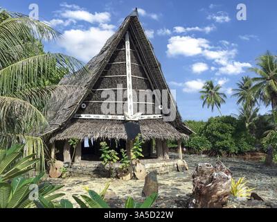 Tradizionale casa storica per gli uomini Tribal Chief Men's House tra palme, sullo sfondo dell'Oceano Pacifico, Yap Island, Yap State, Foto Stock
