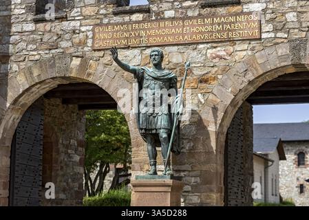 Porta principale, porta Praetoria con statua in bronzo dell'Imperatore Antonino Pio, targa con iscrizione per Guglielmo II, forte romano di Saalburg, ricostruito co Foto Stock