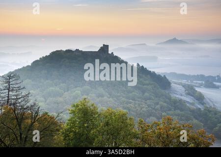 Vista delle rovine del castello di Gleichen all'alba in autunno, del castello di Wachsenburg sullo sfondo, della foschia e della foschia mattutina, del castello di Drei Gleichen ense Foto Stock