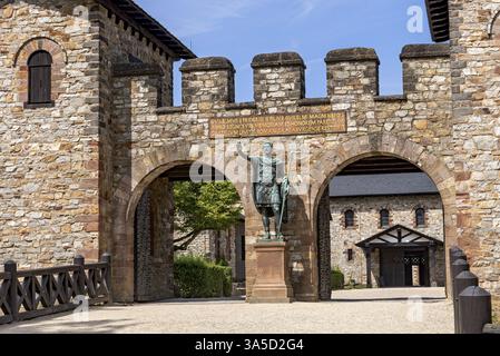 Porta principale, porta Praetoria con statua in bronzo dell'imperatore Antonino Pio, sala grande sul retro, basilica, fortezza romana di Saalburg, coorte ricostruita Foto Stock
