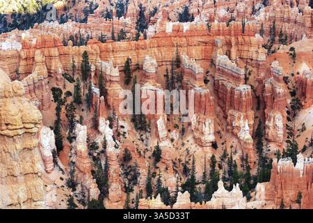 Gli hoodoo sono strutture geologiche uniche formate dall'erosione. Gigantesco anfiteatro naturale creato dall'erosione. Incredibile paesaggio illuminato dal sole Foto Stock