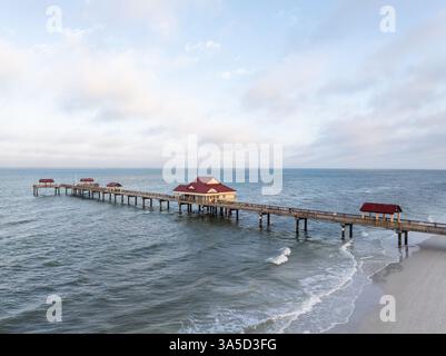Molo 60 che si estende nelle calme acque del Golfo al largo di Clearwater Beach sulla costa del Golfo della Florida, Stati Uniti. Foto Stock