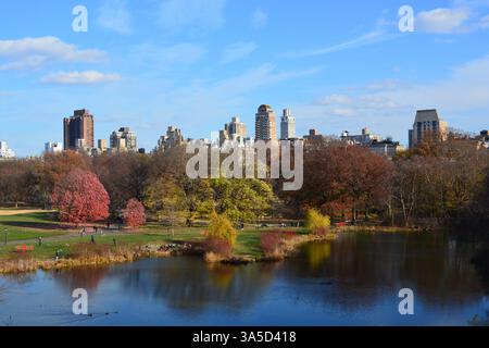 Stagno con Fall Foliage a Central Park New York City Foto Stock