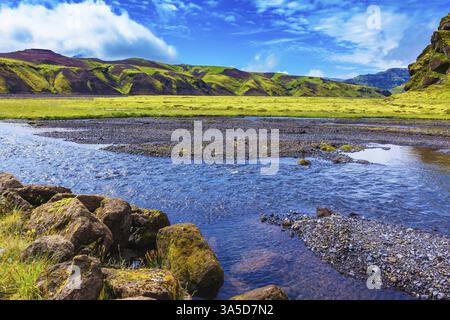 Sul fondo del canyon scorrono molti corsi d'acqua. Canyon Pakgil in Islanda. Pittoresche colline di basalto ricoperte di erba verde e muschio Foto Stock