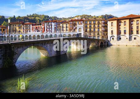 È stato costruito un bel ponte sul fiume Oria. Tholosa è una piccola città vecchia con un'architettura interessante e insolita. Paesi baschi Foto Stock