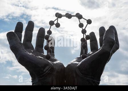 Ramsgate, Regno Unito. 22 marzo 2025. Un paio di mani giganti reggono una struttura molecolare a Ramsgate. La scultura mani e molecole è stata realizzata da David Barnes. Secondo David Barnes, è "un cenno alla scoperta, allo sviluppo e alla produzione di medicinali innovativi” nel Kent. La statua in bronzo alta 3 metri è stata fondata dal gigante farmaceutico Pfizer. Le opere d'arte si trovano sulla Westcliff Promenade a Ramsgate. (Foto di Krisztian Elek/SOPA Images/Sipa USA) credito: SIPA USA/Alamy Live News Foto Stock