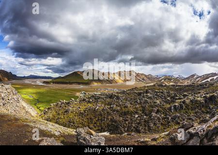 Tundra vulcanica estiva. Le montagne multicolore di riolite minerale sono illuminate dal sole di luglio. Viaggio in Islanda in estate Foto Stock