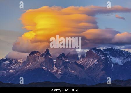 Incredibile tramonto nel parco Torres del Paine, Cile. Picchi curvi e affilati rocciano Los Kuernos Foto Stock