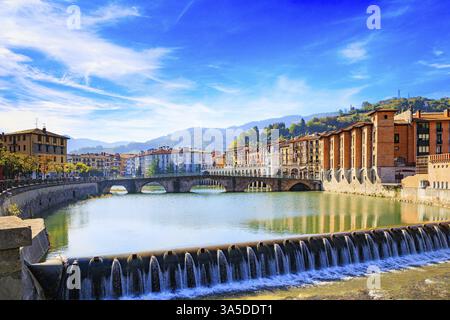Un bel ponte e una diga furono costruiti dall'altra parte del fiume Oria. Paesi baschi. Tholosa è una piccola città vecchia dall'architettura interessante e insolita Foto Stock
