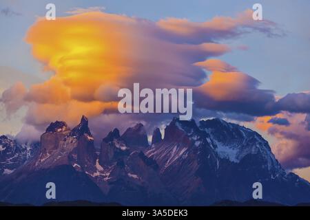 Incredibile tramonto nel parco Torres del Paine, Cile. Rocce curve affilate Los Quernos Foto Stock