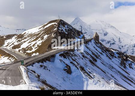 Austria. Strada turistica di Grossglockner. La prima neve cadde sulla Grossglockner Alpine Road. La strada è composta da 36 giri a serpentina. Il bordo della strada è f Foto Stock
